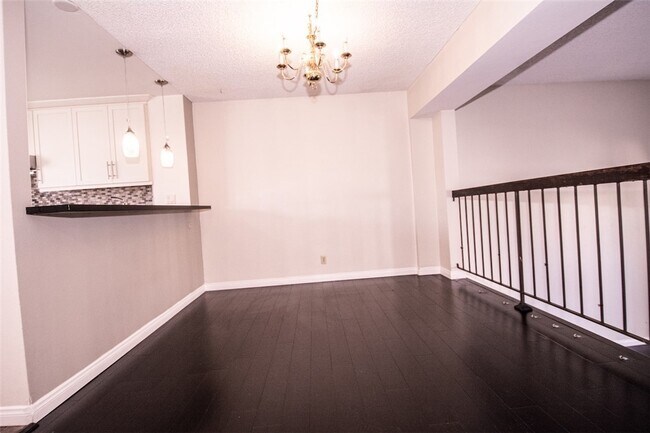 Building Photo - 848 W Huntington Dr