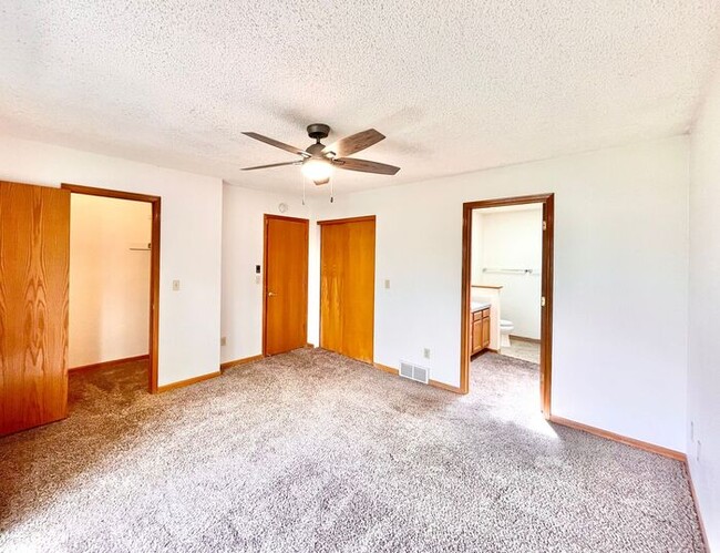 Building Photo - Spacious 4 Bed 3 Bath Home with 2-Car Atta...