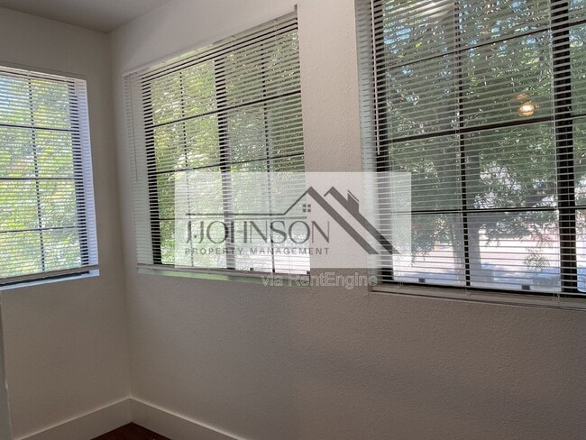 Building Photo - 830 N Van Buren St