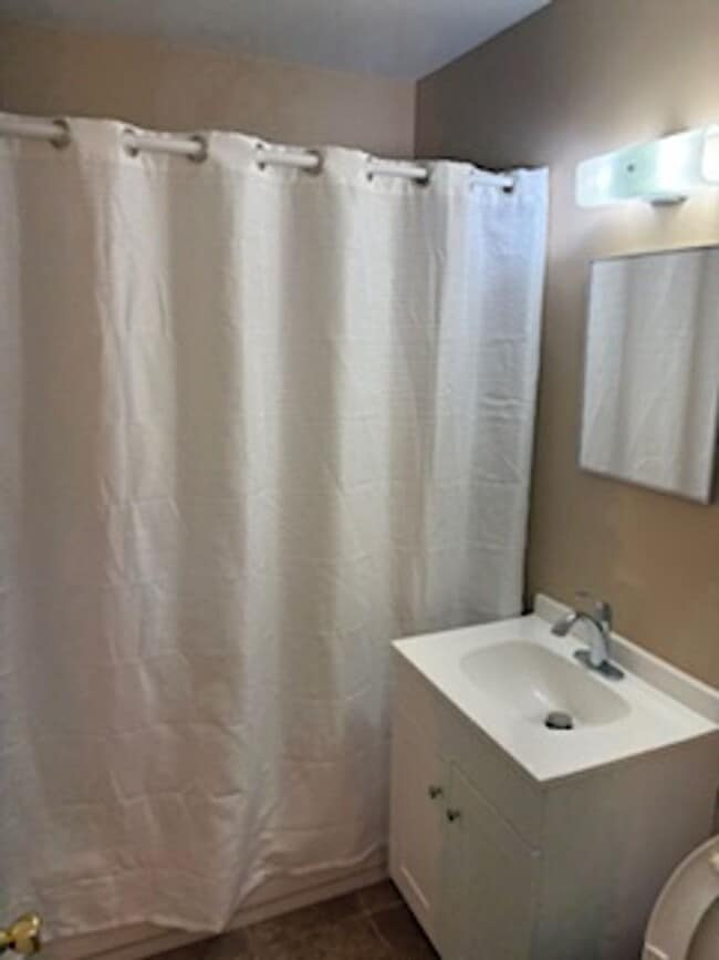 Building Photo - Cute 3 Bedroom, 1.5 Bathroom Home