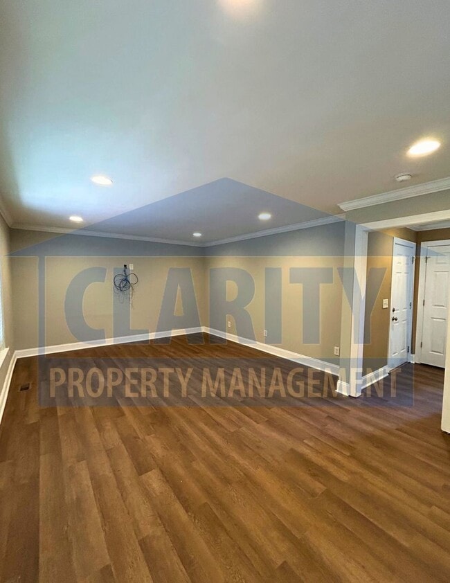 Building Photo - Beautiful three bedroom home in North Clev...