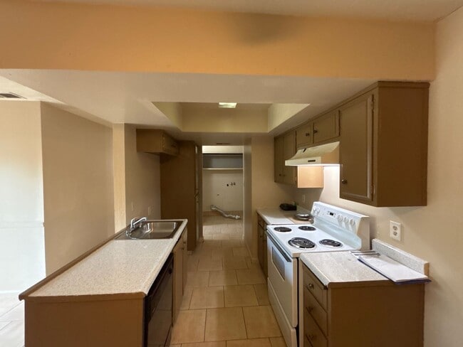 Building Photo - CHARMING 3 BEDROOM 2 BATHROOM SINGLE-STORY IN STOCKTON!