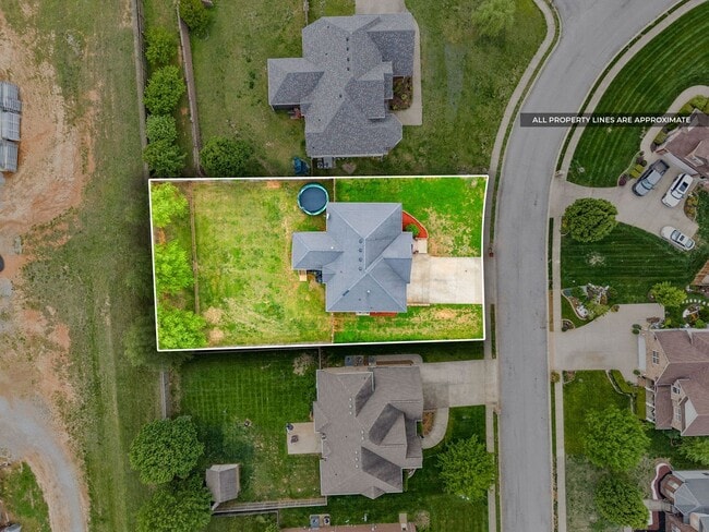 Building Photo - Spacious 4-Bedroom Home with Dual Living A...