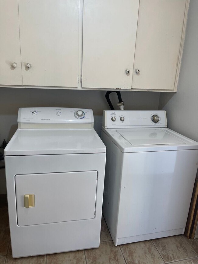 Building Photo - 5 Bedroom, 3 Bath Home in East Davis