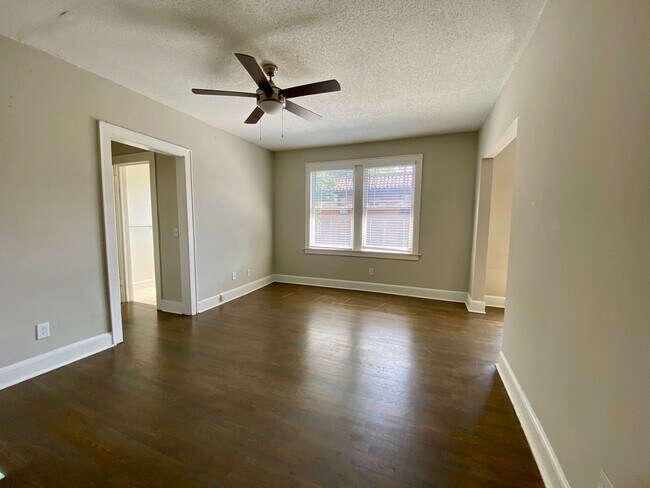 Building Photo - Two Bedroom/One Bathroom, Top Floor Minutes From Beltline