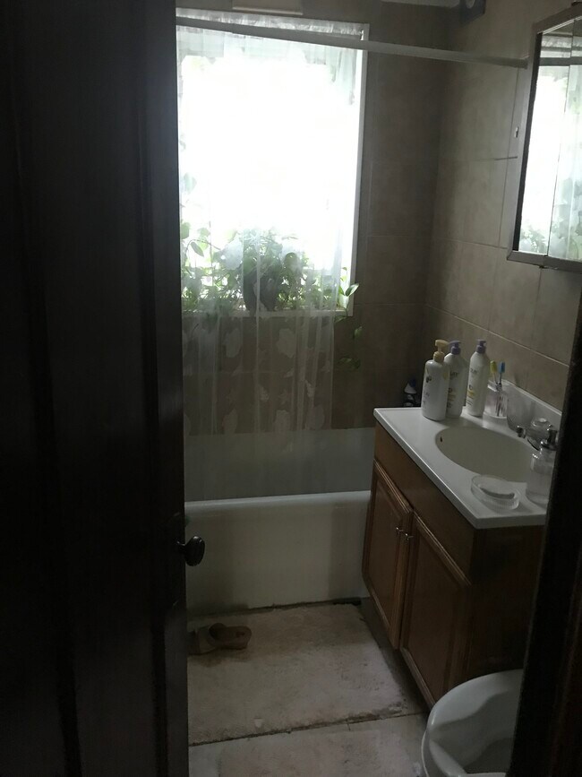 Building Photo - 1475 W 77th St