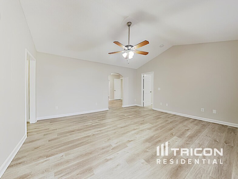 Building Photo - 615 Flicker St