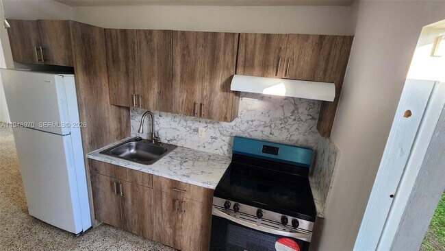 Building Photo - 329 SW 6th Ave