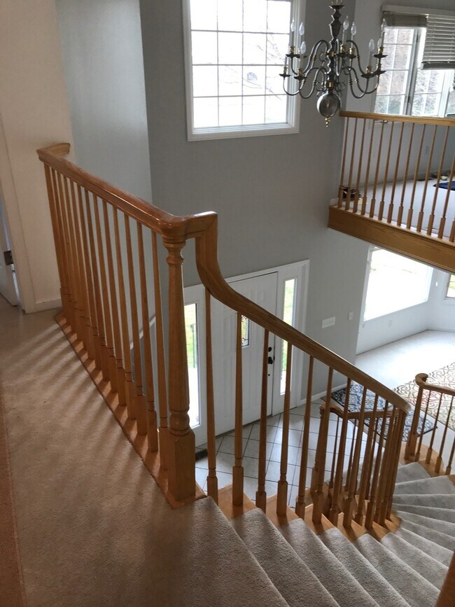 Building Photo - Beautiful 2 story custom home in Stoneridge