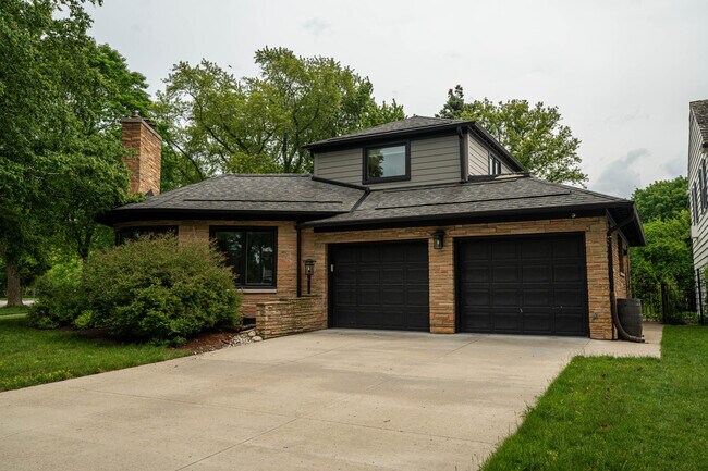 Building Photo - 4515 N Lake Dr
