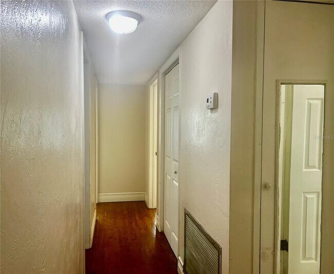 Building Photo - 410 NE 15th Ct