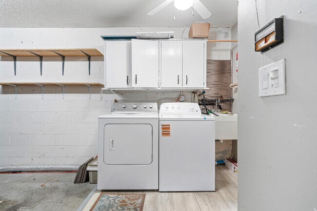 Building Photo - 9815 Pecan Tree Dr