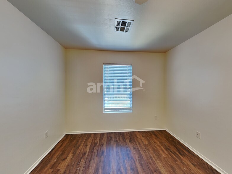 Building Photo - 4242 E Baylor Ln