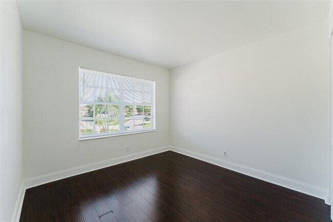 Building Photo - 10646 Lake Oak Way