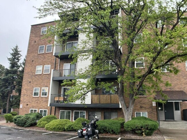 Building Photo - 1250 Golden Cir