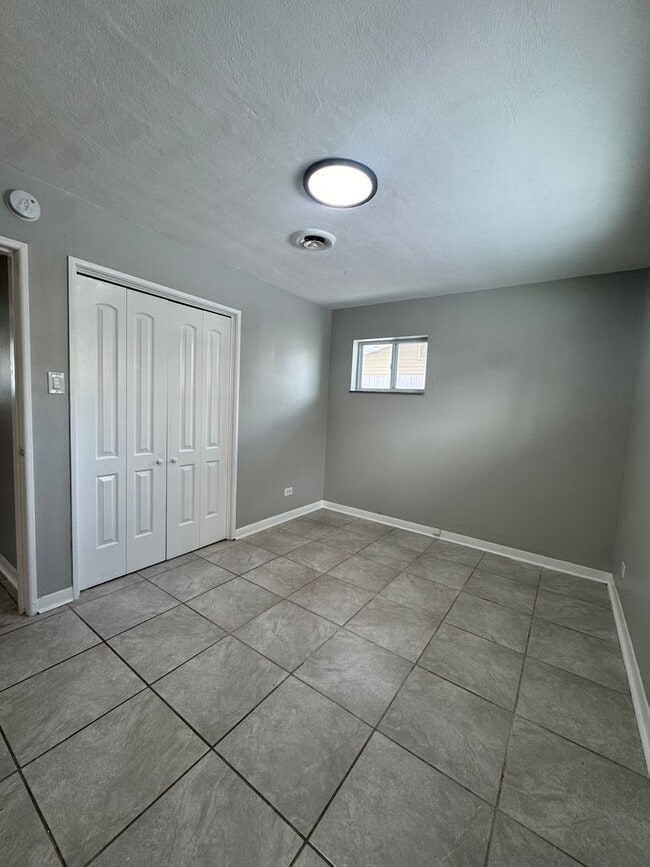 Building Photo - Don’t miss out on this charming three-bedr...