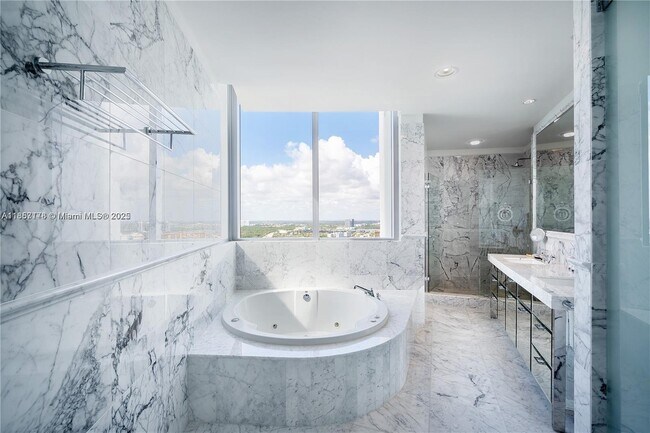 Building Photo - 17475 Collins Ave