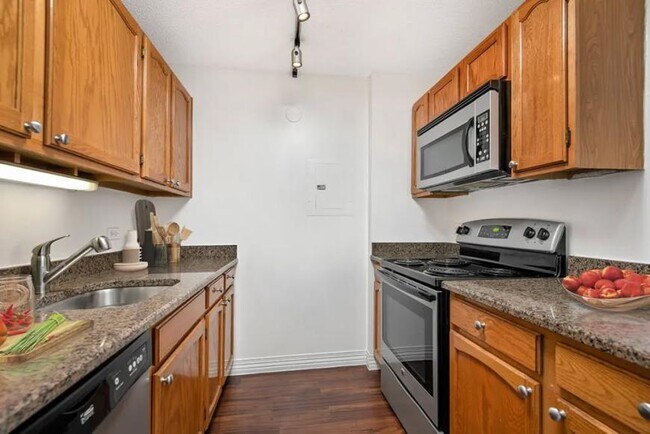 Building Photo - 1 bedroom in Chicago IL 60610