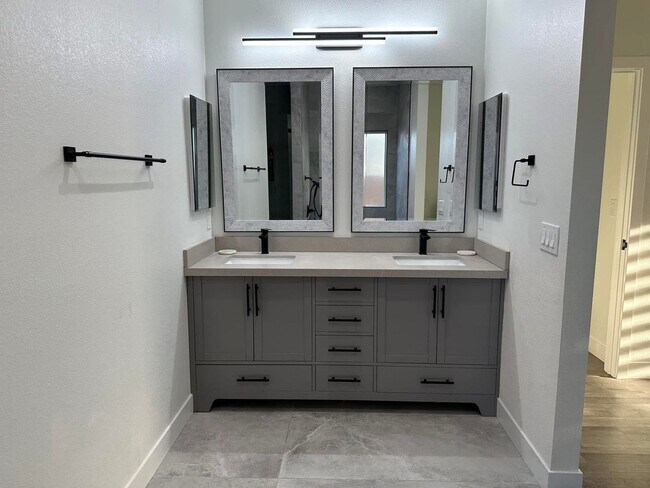 Building Photo - Fully Furnished 4BR + RV Garage