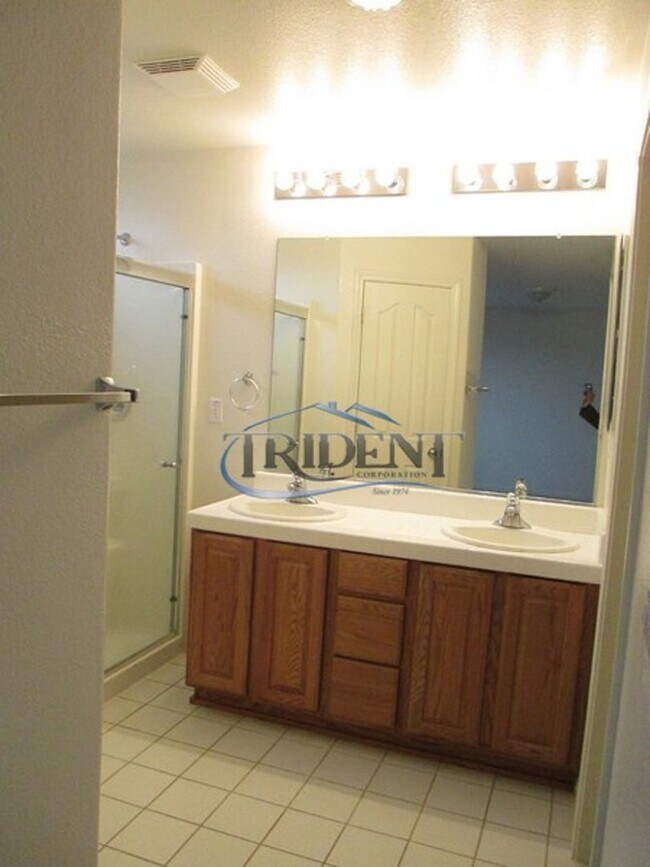 Building Photo - 4 bedroom, 3 bath house with approx. 2,183 sq. ft.