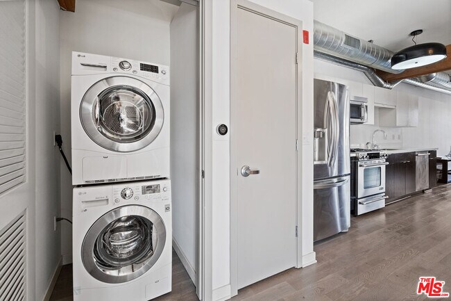 Building Photo - 527 Molino St