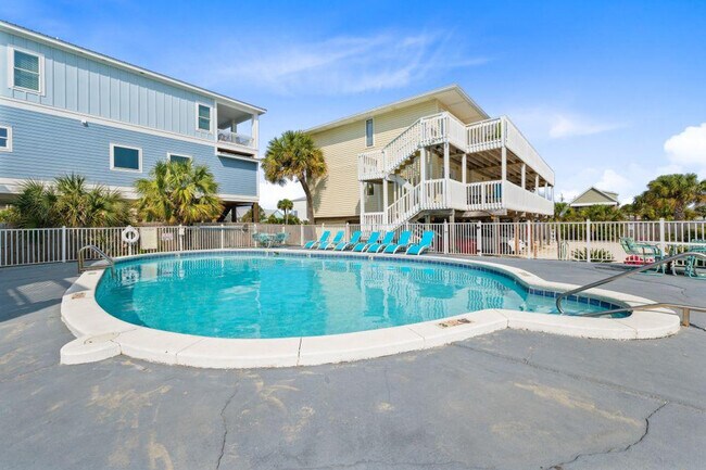 Building Photo - 1118 W Beach Blvd