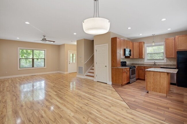 Building Photo - Modern Kenilworth Home