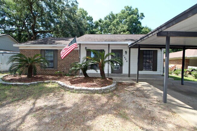Primary Photo - Updated 3/2 Brick Home in Northeast Pensac...