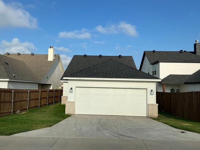 Building Photo - 3/2/2 + AFFORDABLE + PETS WELCOME