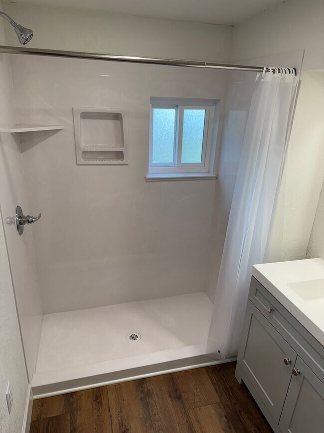Building Photo - Back Unit of a Great Duplex in the Heart o...