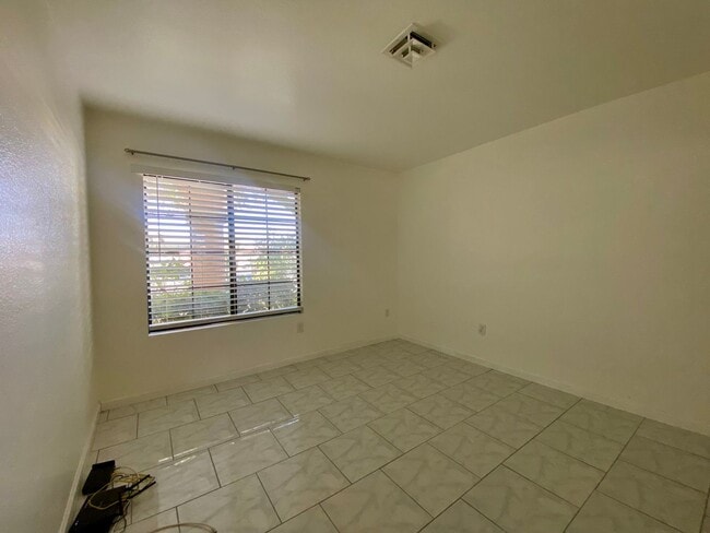 Building Photo - Cozy 2bd/2ba Gated Condo! W/ 2 Community Pools and Spa!