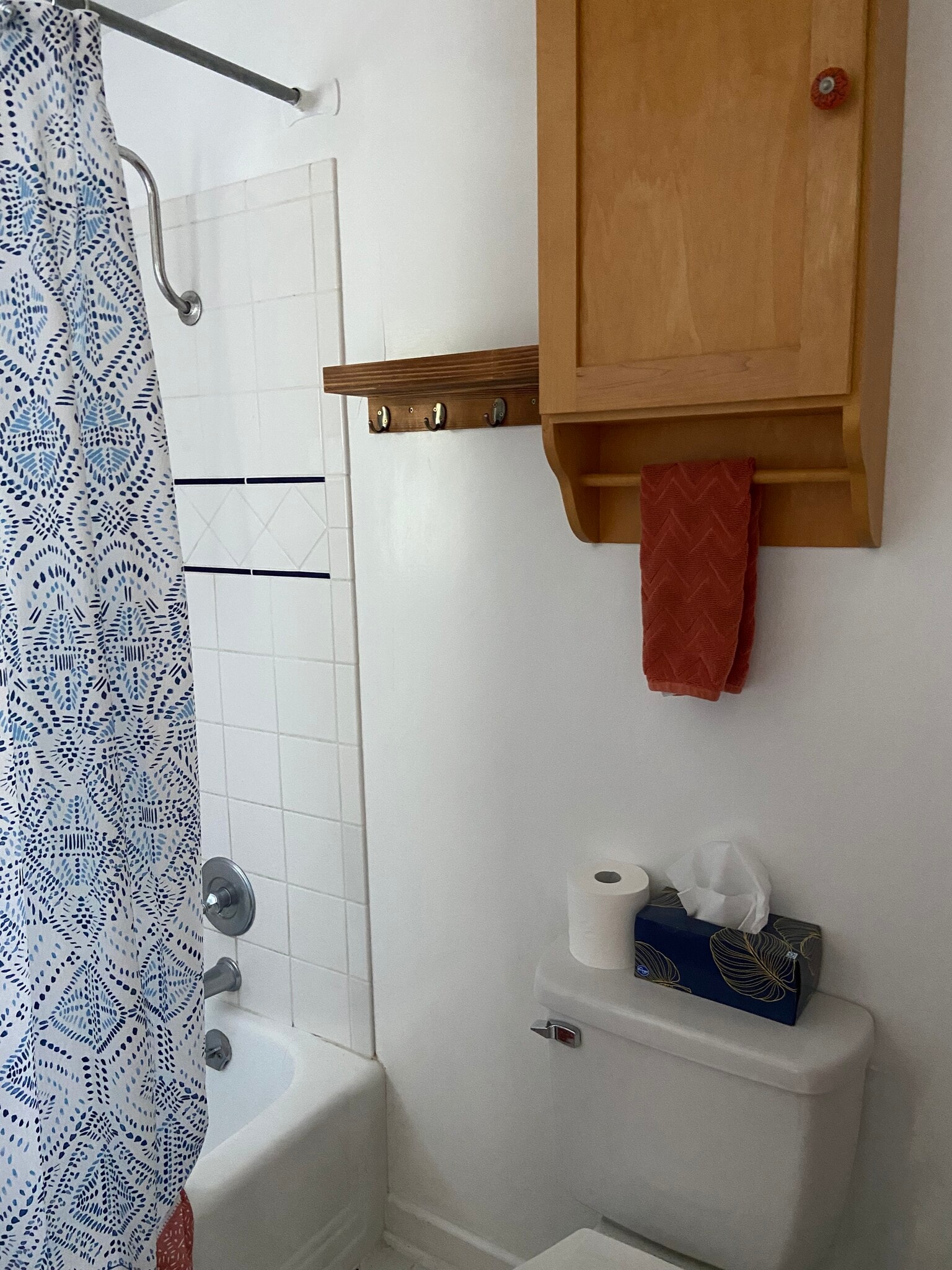 Private bathroom with tub and shower - 918 S 258th Pl