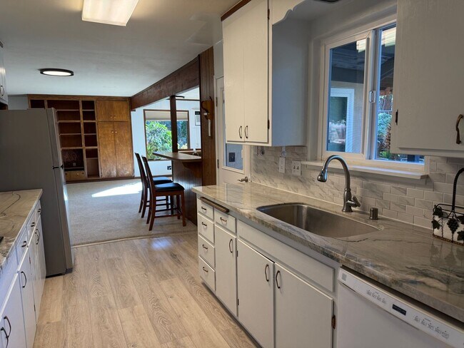 Building Photo - Desirable St Francis Neighborhood