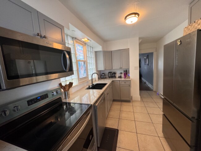 Building Photo - 274 E Elm St