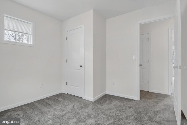 Building Photo - 2801 Pinewood Ln