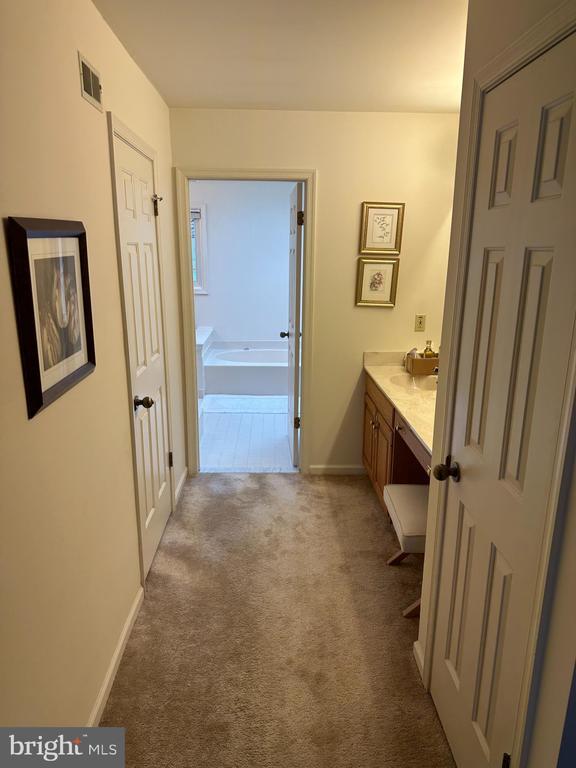 Building Photo - 864 Jefferson Way