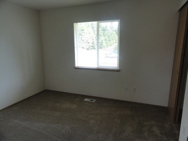 Building Photo - Gorgeous 4 bedroom 2 Story In the Gated Community of "Falcon Creek"!!