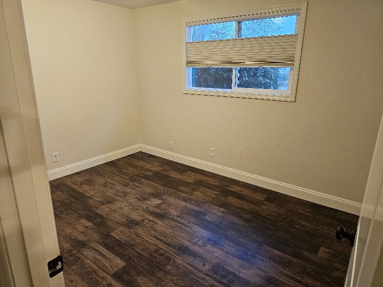 Building Photo - 905 Denise Ct SE