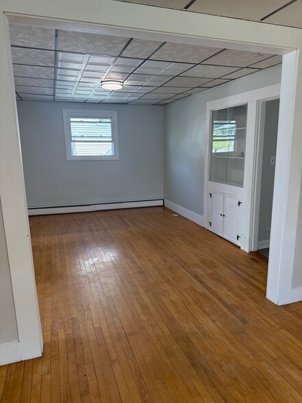 Living/Dining room space - 37 Mead St