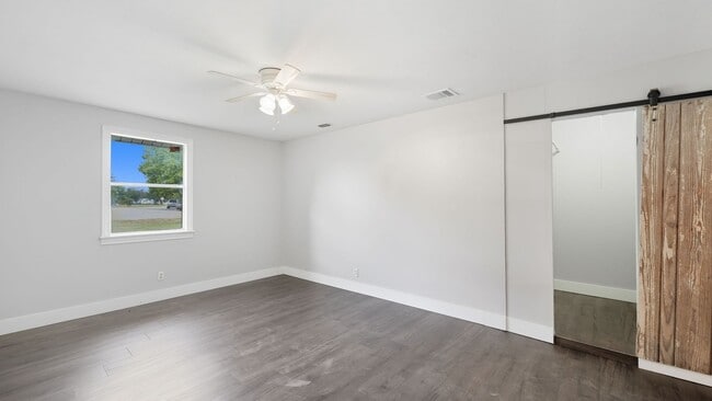 Building Photo - 200 Valley Acres Dr