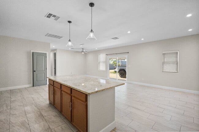 Building Photo - Great Location in Glendale