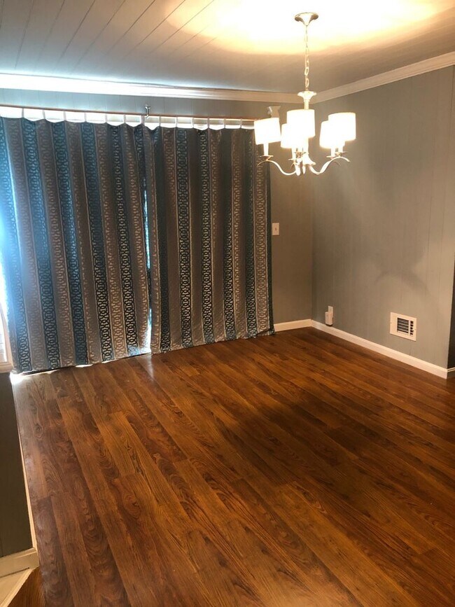 Building Photo - Nice 4 Bed 2.5 Bath House! Available July 2026!