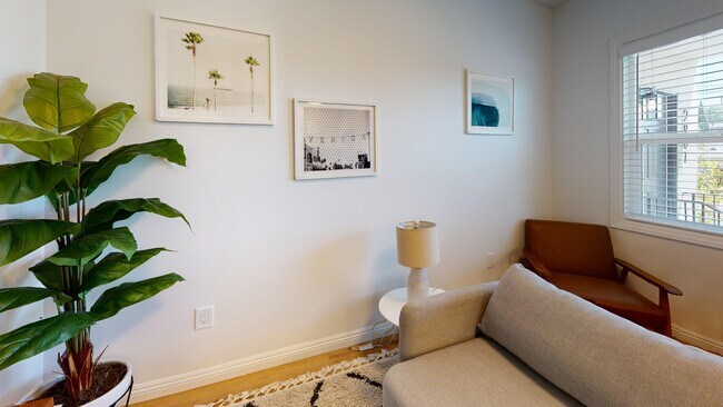 Building Photo - 2901-2911 Bellevue Ave