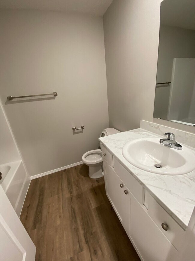 Building Photo - Large 4 bedroom home!!