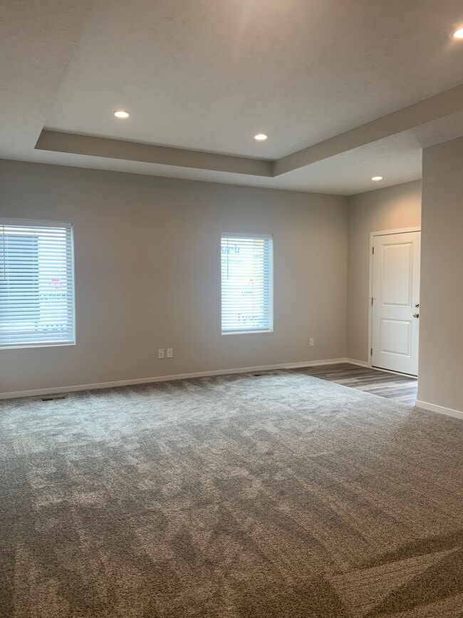 Building Photo - Beautiful 3bed/3bath ranch townhome