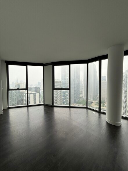 Building Photo - 450 E Waterside Dr