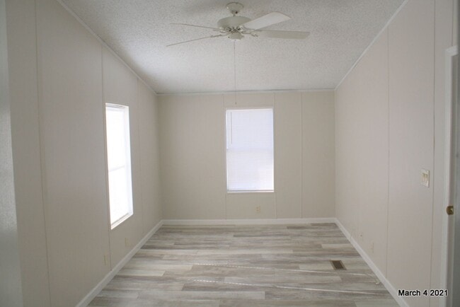 Building Photo - Updated mobile home in the country