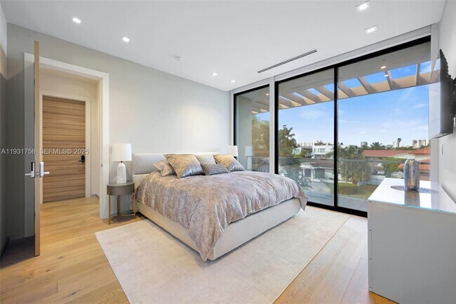 Building Photo - 3260 NE 165th St