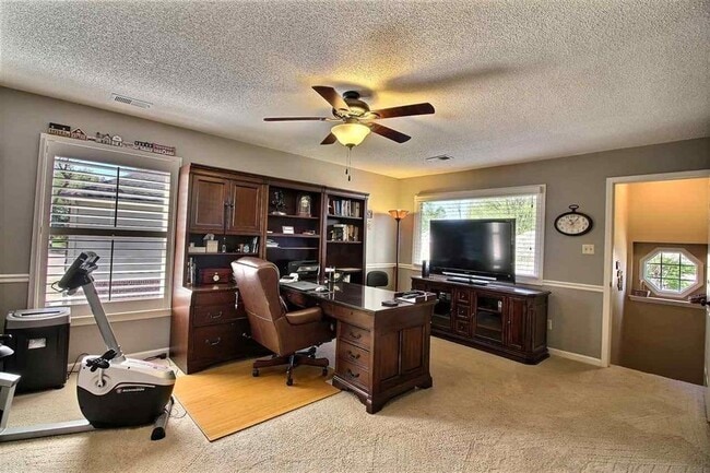 Building Photo - 2345 Linkenholt Dr