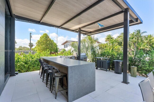 Building Photo - 2215 NE 19th St